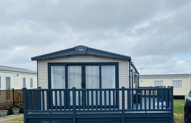 Prime Location 3-bed Chalet in Seal Bay, Selsey - Photo 1