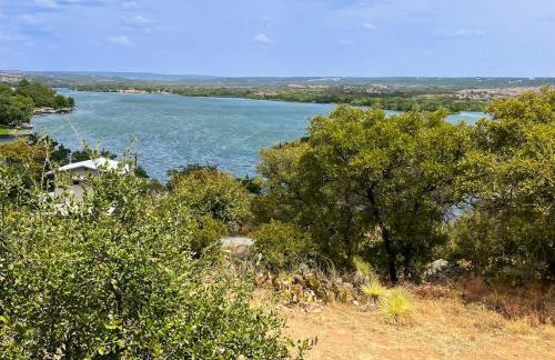 Lovely 2-Story Home with Upper & Lower Decks, Gorgeous Lake & Hill Country Views - Foto 1