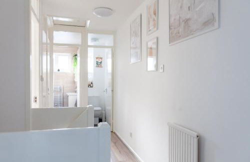 Arte Stays - 3-Bedroom Bright House London, Haggerston, Garden, Parking, 8 min walk to Haggerston Station, weekly or monthly stays, serviced accommodation - 7 guests - Foto 5
