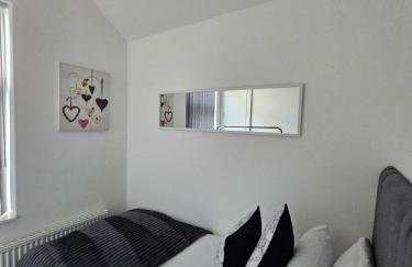 Stylish 4 Bed for long and short term stays - Photo 10
