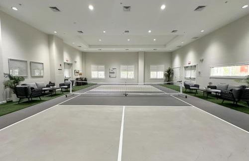 Villa Valbuena Palm Oasis In-Laws Quarters 4-Story Unit With Rooftop Retreat - Photo 4