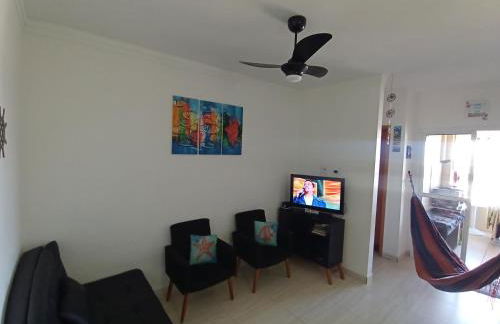 Prédio com piscina na cobertura frente ao mar,apartamento para até 6 pessoas e 3 crianças até 8 anos, churrasqueira na sacada, Wi-Fi grátis, rede de proteção, NÃO oferecemos roupas de cama e banho, 1 vaga de garagem, na Praia Grande-Vila Mirim - Foto 18