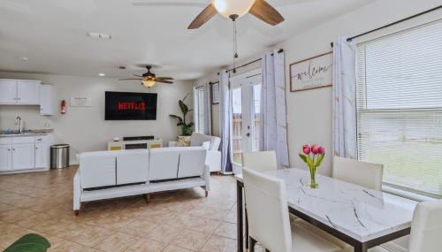 8 Mins to SPI Beach Spacious 3BR with Backyard - Foto 3