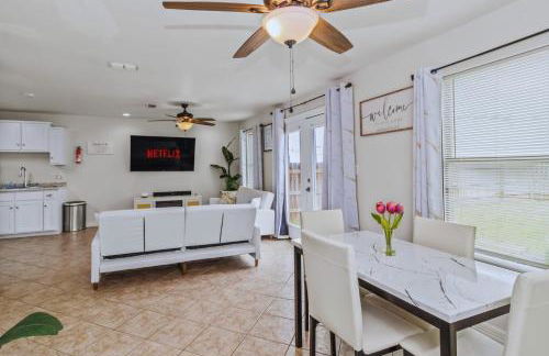 8 Mins to SPI Beach Spacious 3BR with Backyard - Foto 3