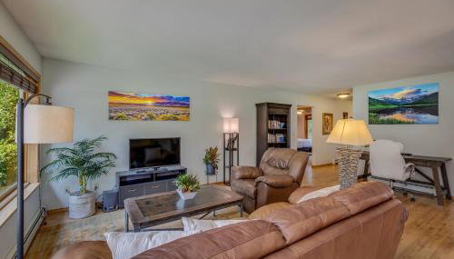 Happy Home - Cozy Retreat With Deck Near Downtown Carbondale - Photo 2