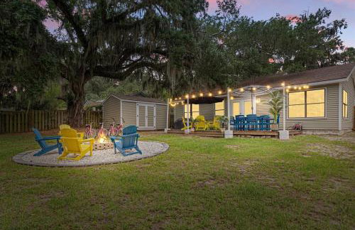 Gritz & Giggles, Where Southern Charm Meets Belly Laughs - Foto 32