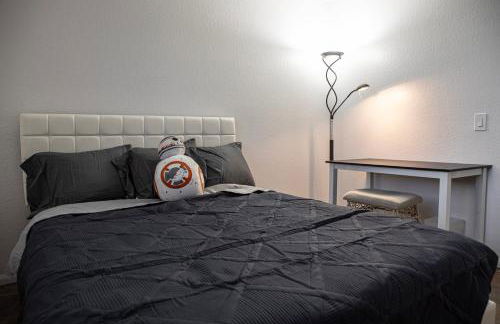 Comfy Expansive Home - Near the Strip - Heated Pool - Foto 37