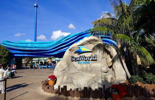 Entire Private Home with 4 Bedrooms 2 Bathrooms, 6 Beds, Hot Tub, King Bed, 6 Parking, Big Yard, Available Now - Foto 79