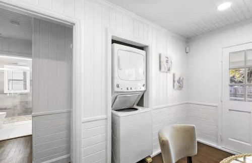 Chic Modern Cottage Near Downtown and Beaches Family - Photo 9