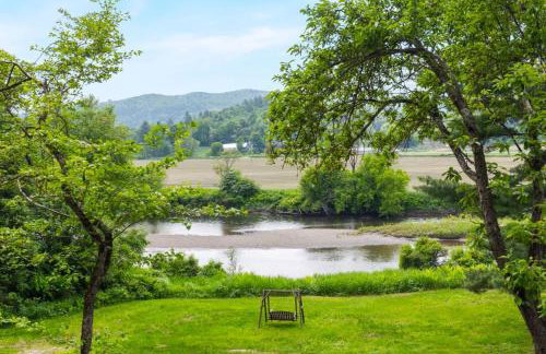 Designer A-Frame Treehouse with hot tub on river - Foto 5