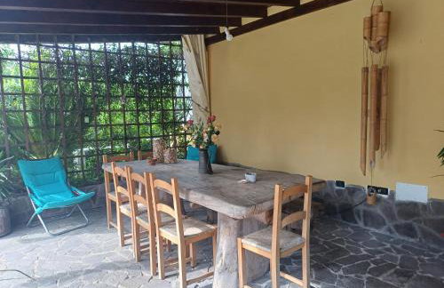 Charme rustico con ampio giardino e piscina con due camere - Foto 7