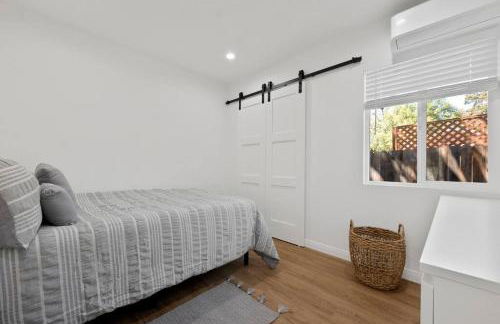 Modern Cottage, Hot Tub, Bistro Patio, Putting Green, Walk to All! - Foto 55