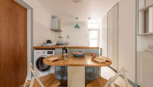 Lovely self-contained basement studio with kitchen - Photo 2