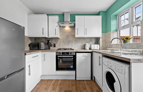 Spacious 6-bedroom house - 3 parking spaces - Superfast Wi-Fi - Close to M5 - Long-stay rates! - Foto 3