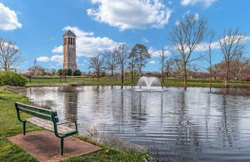 Pondview 4BR Cabin-Walk to Caverns, Hot Tub, Wi-Fi - Foto 14