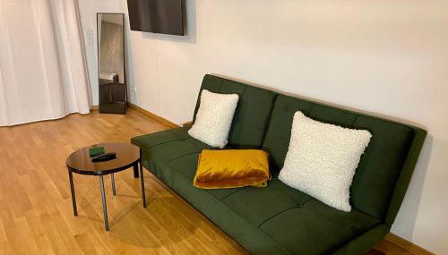 Studio Stevie Nicks I Workplace I 24in Screen I Kitchen I PS4 - Foto 5