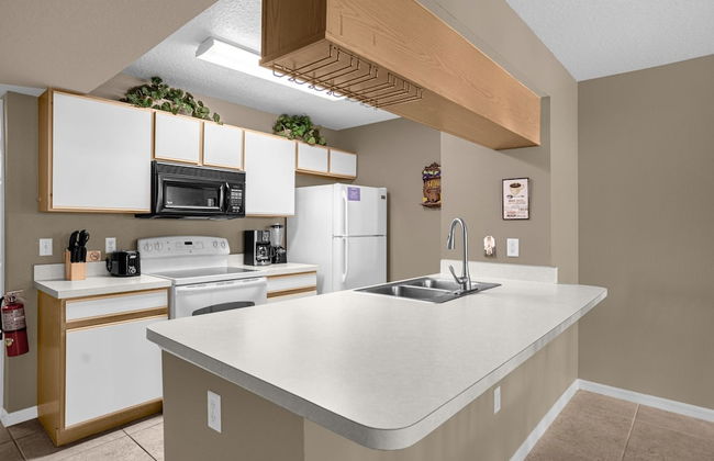 Upstay - Unbeatable Location Condo w Garden Patio - Photo 11