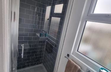 Spacious 4-Bedroom Home - Foto 16