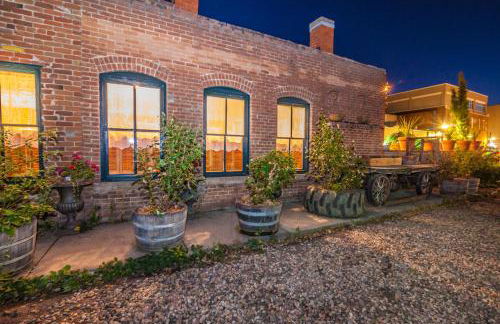 Elegant Loft-style Retreat in Old Firehouse Alley - Foto 29