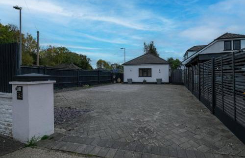 Modern Comfort 2-Bedroom, 2-Bathroom House - Photo 27