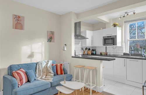 Designer 1-Bed Flat, 1-Min to Tube, Fast Central London Access - Foto 2