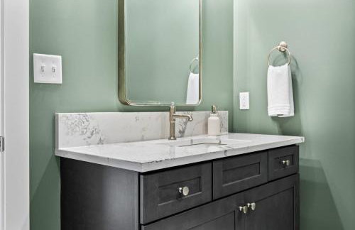 NEW Spacious Clarkson Getaway w Games & Yard - Foto 51