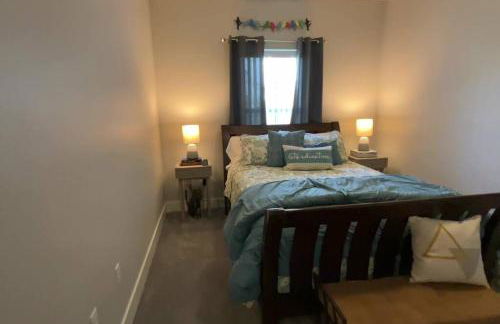 Main Floor New Charming 2 Bedroom Condo - Foto 6