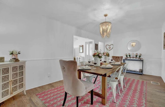 Willkommen to Pink Haus 1 Mile to Main Street! - Foto 4