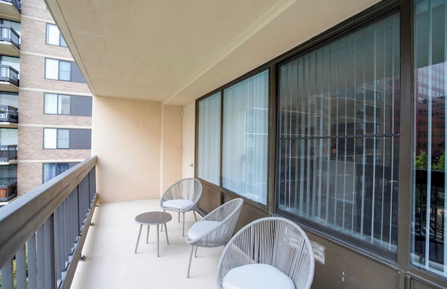 Modern Apartment with Top Amenities - Photo 24