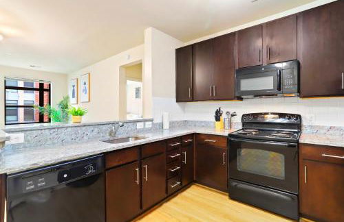 Comfort & Convenience in Trendy Crystal City Loft - Photo 1