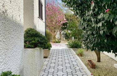 Live, Laugh, Love Beach Guest Home with AC - Foto 34