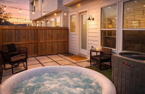Stylish & Spacious 3BR Gem With Hot tub Near Downtown - Foto 8