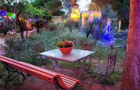 Refugio madera estilo árabe con estatuas, estanques y un pequeño zoo - Foto 9