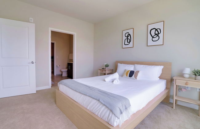 Stylish 2BR Condo in Alexandria - Photo 2