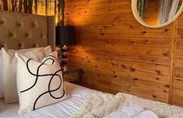 Otter 1 - Private Hot Tub - Bali Inspired Lodge - Bath - Longleat - Wiltshire - Photo 53