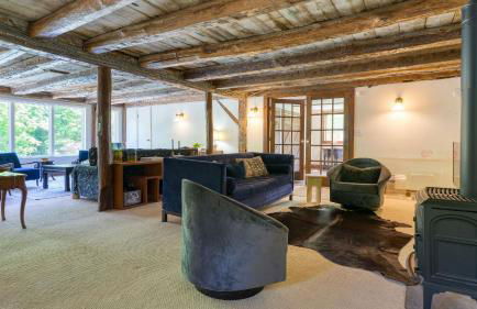 Historic Barn Retreat w Pool Pond Views Longview Pond Lodge by AvantStay - Foto 41