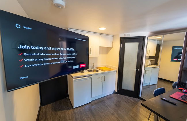 Large Studio 10 Minute Train Journey to the City! - Photo 11