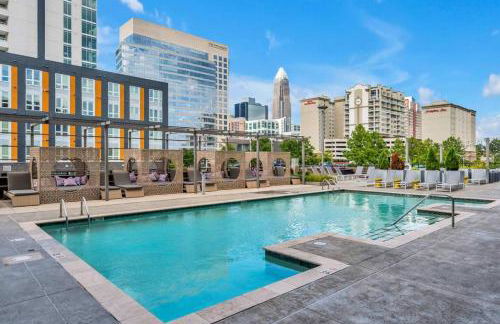 Skyline Retreat - Free Parking, Pool, Balcony - Foto 21