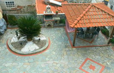 BAKIRAS HOUSE - Photo 22