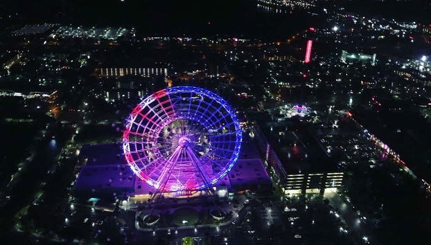 La noria de Icon Park por la noche