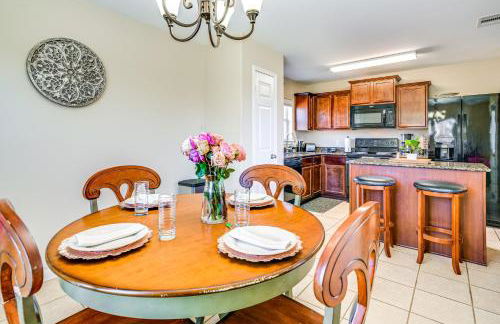 Suburban Home in Magnolia with Fenced Yard - Foto 7