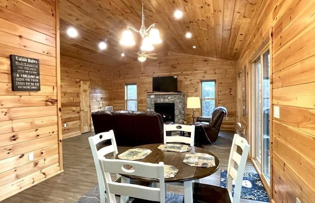 Charming, pet friendly cabin, perfect for fishing, family, hiking and R&R! 2 Bedroom Cabin by RedAwning - Foto 8