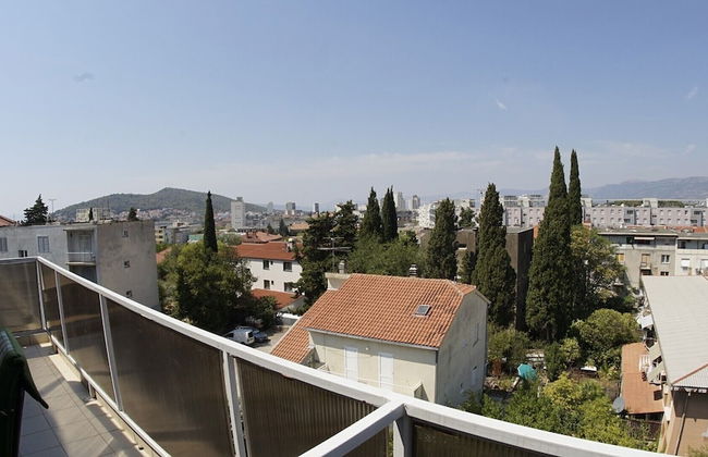 Inviting Apartment 14 Sleeps 3 Guests - Photo 15