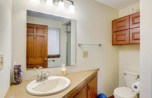 Peek-a-Boo Lake Views and Yard Windham Home - Foto 17