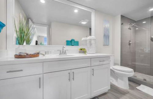 Luxury - 2BR 2BA - Balcony - Right Across From the Beach - Foto 19