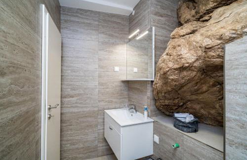 Hidden Gem Apartment - Photo 22