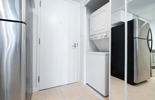 Modern Condo in Financial District - Photo 20