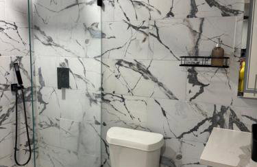 Chic & Cozy Montrose Apt with Pool & Parking - Foto 20