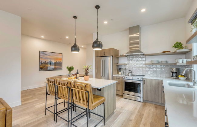 Sleeps 40! 8 Modern Units/20 Bdrs w/ Deck+hot Tub, 10mins to Downtown & Old Bend - Photo 18