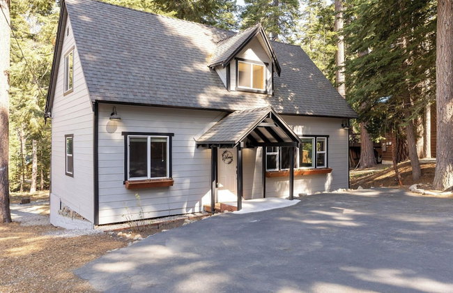 Sweet Pine Deck + Hot Tub, Cozy Modern Interior Close to Ski Resort! - Foto 59
